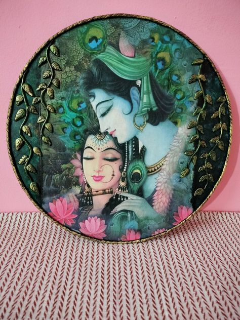 Radha Krishna decoupage art Radha Krishna Painting On Round Canvas, Radha Krishna Lippan Art, Art With Clay, Circular Canvas Painting, Circular Canvas, Ganesh Art Paintings, Dark Paintings, Circle Canvas, Paper Cutout Art