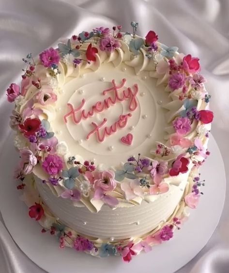 Cake Trends 2024 Birthday, Birthday Cakes Floral, Floral Bday Cake, June Birthday Cake, Gemini Birthday Cake, 26th Birthday Cake, Girly Birthday Cake, Garden Party Cake, Birthday Cake Flowers