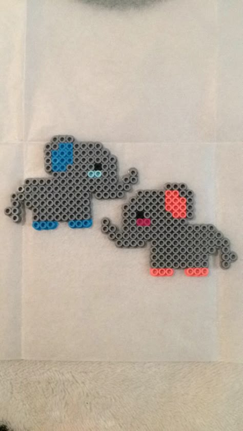 Baby elephants Elephant Bead Pattern, Elephant Perler Bead Pattern, Perler Beads Easy, Hama Bead Ideas, Mini Hama Beads, Melt Beads Patterns, Hamma Beads Ideas, Pony Bead Crafts, Easy Perler Bead Patterns