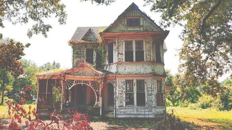 Southern Gothic House, Southern Gothic Literature, Southern Gothic Aesthetic, Gothic Cottagecore, Autumn Witch, American Gothic, Southern Gothic, World Of Darkness, Gothic Aesthetic