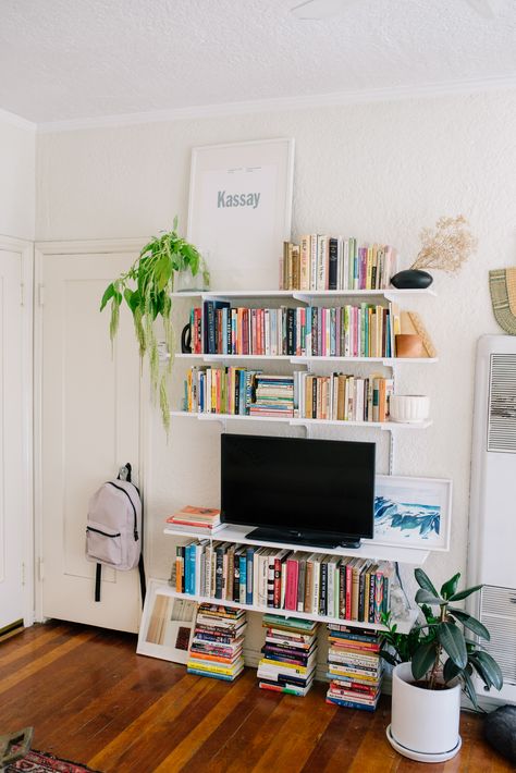 Tour a 500-Square-Foot L.A. Home With the Most Enviable Book Collection La Apartment, Small House Decorating, Small Apartment Decorating, Tiny Apartment, Space Decor, Apartment Inspiration, Small Apartment, Shelf Decor, Small Apartments