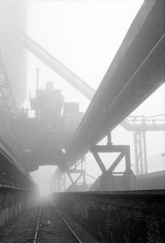 Brutalism Architecture, Industrial Architecture, Industrial Photography, Brutalist Architecture, Dark Photography, Environment Design, Train Tracks, Brutalism, Environment Concept Art