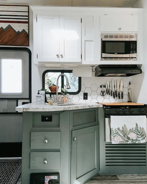 647 Likes, 13 Comments - @affinity_rv on Instagram: “Hello Backsplash 😍 CREDIT: @choosing.less Follow: @affinity_rv for more!” Camper Cupboards, Color For House, Motorhome Remodel, Camper Renovations, Motorhome Interior, Rv Redo, Rv Interior Remodel, Camper Interior Design, Camper Kitchen