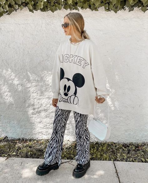 Disney Sweater Outfit, Disney Outfits Women Fall, Disney Outfits Women, Zara Style, Sweater Outfit, Disney Sweaters, Fashion Hacks Clothes, Disney Outfits, Disney Style