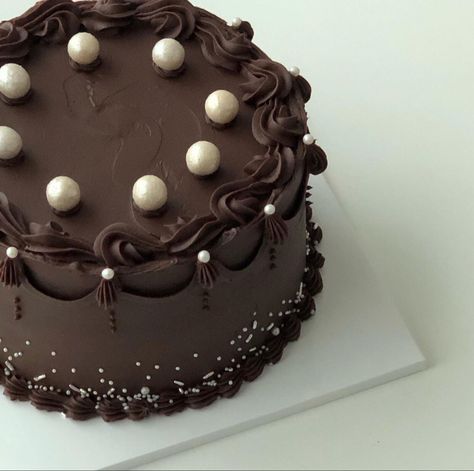 Bolo Vintage, Teacher Cakes, Chocolate Cake Designs, Elegant Birthday Cakes, Chocolate Cake Decoration, Mini Cakes Birthday, Chocolate Fudge Cake, Birthday Cake Chocolate, Creative Birthday Cakes