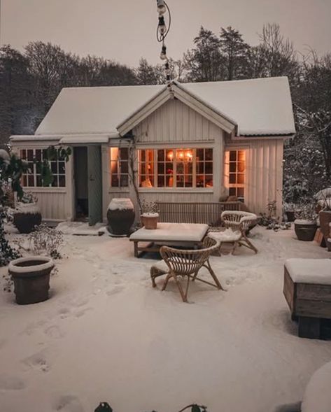 my scandinavian home: Step Inside a Cosy Swedish Allotment Cottage Dressed for Christmas Swedish Wooden House, Scandinavian Cabin Swedish Cottage, Swedish Cabin Interior, Scandinavian Cottage Exterior, Scandinavian Interior Dining, Small Scandinavian House, Scandinavian Interior Dining Room, Swedish House Interior, Swedish House Design