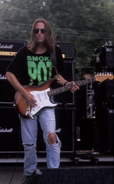 Mike McCready...his T-shirt LOL Mike Mccready, Mike Mccready 90s, 90s Grunge Musicians, Pearl Jam Mike Mccready, Matt Cameron, Jerry Cantrell Guitar, Pearl Jam Mtv Unplugged, Pearl Jam Eddie Vedder, Grunge Guys