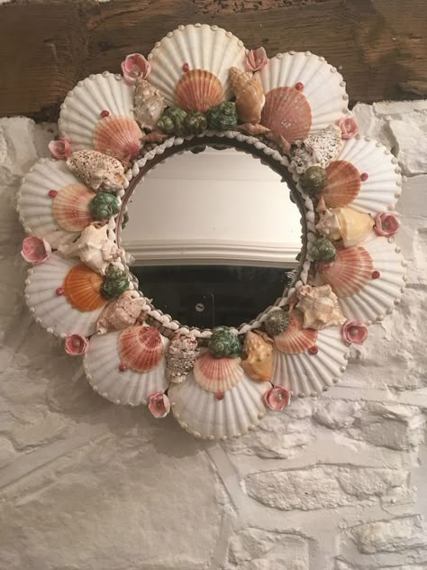 Diy Clam Shell Crafts, Diys With Seashells, Shell Mirror Ideas, Diy Sea Shell Crafts Seashell Art, Sea Shell Diy Crafts, Sea Shells Art, Sea Shell Crafts Diy Decor, Diy Sea Shell Crafts, Shell Diy Crafts