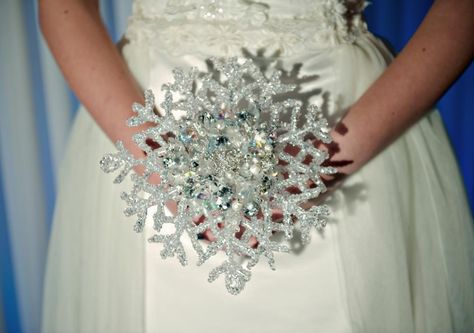 Lovebouquets: Christmas Snowflake Bouquet Snowflake Wedding Dress, Winter Wonderland Wedding Ideas, Snowflake Bouquet, Bouquet Alternatives, Winter Wonderland Wedding Theme, Frozen Wedding, Christmas Wedding Themes, Christmas Wedding Inspiration, Beaded Bouquet