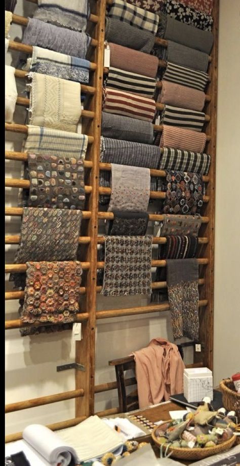 Rug Rack Display, Home Decor Showroom Display Ideas, Blanket Display Retail, Fabric Hanger Display, Blanket Display Ideas Retail, Rug Display Ideas Retail, Scarf Store Design, Creative Retail Display Ideas, Fabric Display Ideas Showroom