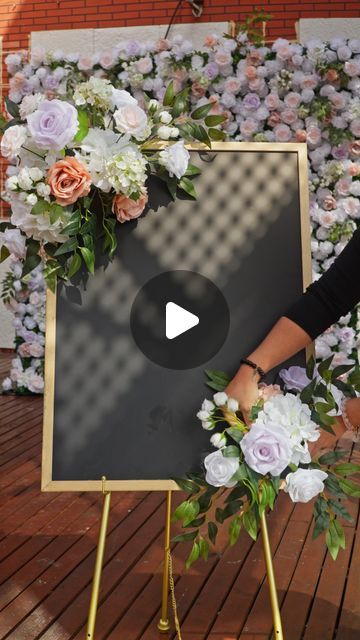 Diy Flower Arrangements Backdrop, Wedding Welcome Sign With Flowers, Bridal Shower Decor Diy, Floral Balloon Garland, Diy Wedding Welcome Sign, Diy Wedding Signs, Diy Welcome Sign, Flower Garland Diy, Sign Flowers