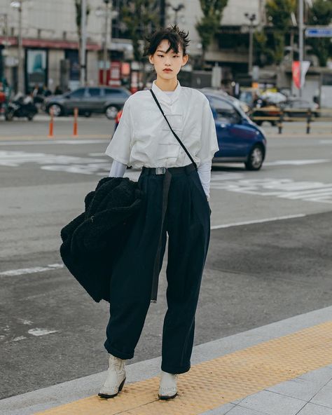 Japan Street Fashion Summer, Masculine Skirt Outfit, Korean Street Fashion Grunge, Japanese Street Fashion Summer, Japanese Fashion Street Tokyo Style, Korean Street Styles, Queer Baiting, Japan Fashion Casual, Japan Fashion Women