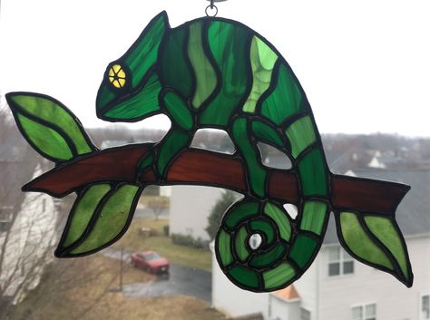 Chameleon stained glass suncatcher. $120. AVAILABLE Stained Glass Chameleon, Chameleon Stained Glass Pattern, Stained Glass Lizard, Glass Frog, Window Color, Tiffany Glass, Stained Glass Diy, Stained Glass Crafts, Glass Animals