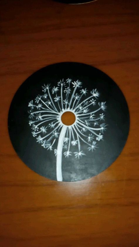 Clear Cd Painting Ideas, Vinyl Record Painting Ideas, Record Painting Ideas, Painted Vinyl Record, Vinyl Record Painting, Dvd Art, Vinyl Record Art Ideas, Painted Records, Vinyl Paintings