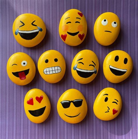 Emoji Rocks, Diy Rock Art, Hanging Ideas, Art Pierre, Stone Art Painting, Painted Rocks Kids, Painted Rocks Craft, Drought Resistant, Painted Rocks Diy