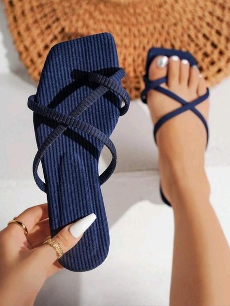 Women Flat Sandals, Pretty Sandals, Cute Shoes Heels, Chique Outfits, Stylish Sandals, Girly Shoes, Elegant Shoes, Cute Sandals, Sandals For Women