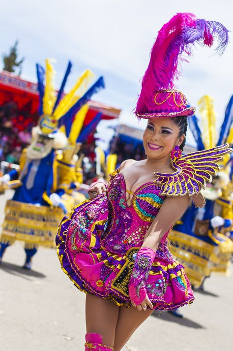 Peruvian Dress, Diy Karneval, Carnival Dancers, Festival Of Fantasy Parade, Carnival Girl, Carnival Fashion, Costume Carnaval, Costumes Around The World, Mardi Gras Costumes