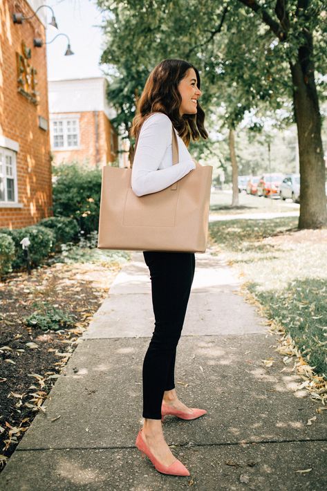 The Best Tote for Work from Everlane — Hello Adams Family Classy Trendy Outfits, Tote Bag Outfit, Classic Feminine Style, College Outfit Ideas, Dress Like A Parisian, Style Vision Board, Lady Outfits, Casual Work Outfits Women, Fusion Wear