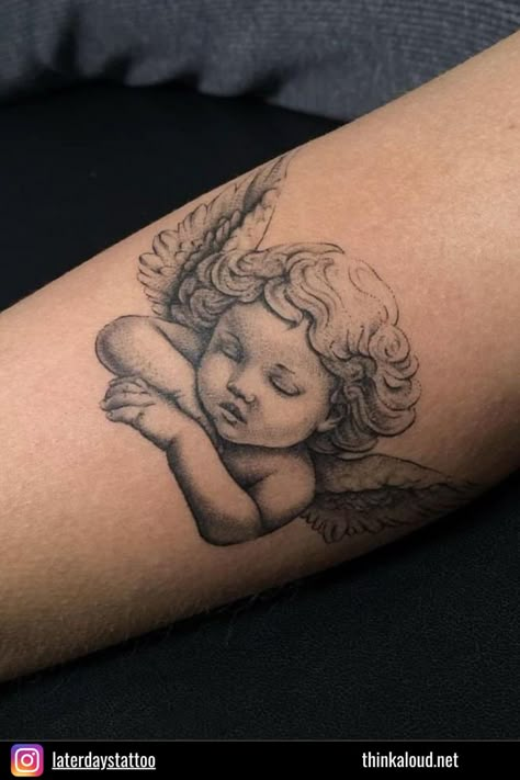 Adorning the skin, this tattoo showcases a cherub in a tranquil slumber, its face adorned with a serene expression. The intricacy of the locks in its hair and the meticulously sculpted wings lend an artistic and lifelike quality to the design. Each detail, from the delicate features to the ethereal wings, enhances the cherub’s presence, transforming the tattoo into a miniature masterpiece. This tiny yet intricate artwork evokes a sense of beauty and grace. Cherub Tattoos, Baby Angel Tattoo, Kiss Tattoos, Fineline Tattoos, Traditional Tattoo Inspiration, Cherub Tattoo, Upper Arm Tattoos, Divine Protection, Angel Tattoo Designs