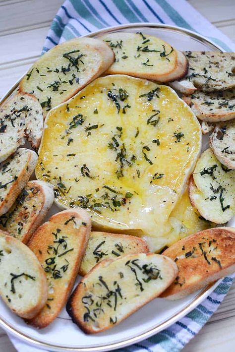 baked brie appetizer Cheesy Snacks, Brie Recipes Appetizers, Baked Brie Appetizer, Toasted Baguette, Thanksgiving Appetizers Easy, Brie Appetizer, Cheesy Snack, Holiday Appetizers Easy, Brie Recipes