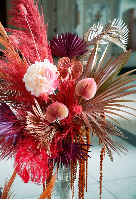 Dried Tropical Flowers, Flowers With Feathers, Surreal Flowers, Feather Arrangements, Sakura Wedding, Peach Peony, Flowers And Feathers, Red Centerpieces, Feather Flowers