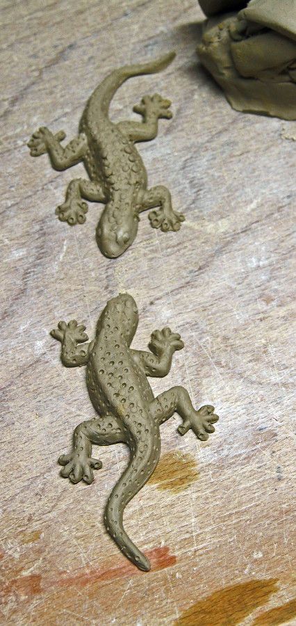 Frog Pins, Pottery Handbuilding, Pastel Wedding, Bad Weather, Lizards, Clay Sculpture, Gecko, Chair Covers, Frogs