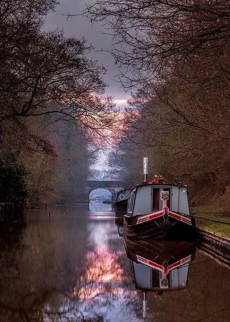 It will soon be Autumn but... - For the love of Narrowboats Canal Boats England, Canal Photography, Canal Boat Art, Barge Boat, Narrowboat Interiors, Boat Living, Canal Barge, Houseboat Living, Narrow Boats