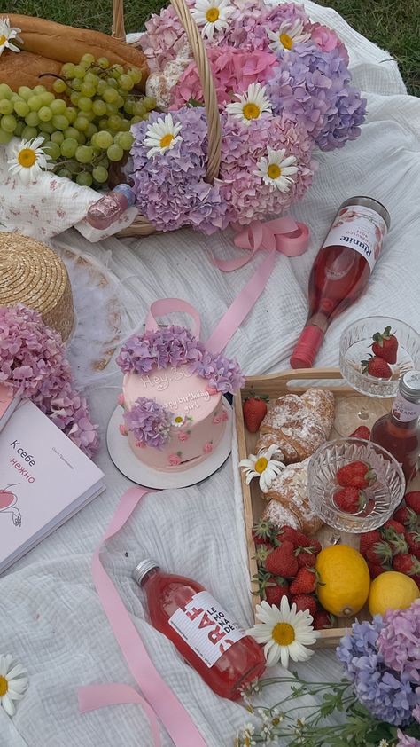 Happy birthday aesthetic May Birthday Aesthetic, Picnic Food Ideas Aesthetic, Princess Picnic, Happy Birthday Aesthetic, Bday Picnic, 22nd Birthday Cakes, Picnic Inspo, Happy 22nd Birthday, 20 Birthday Cake