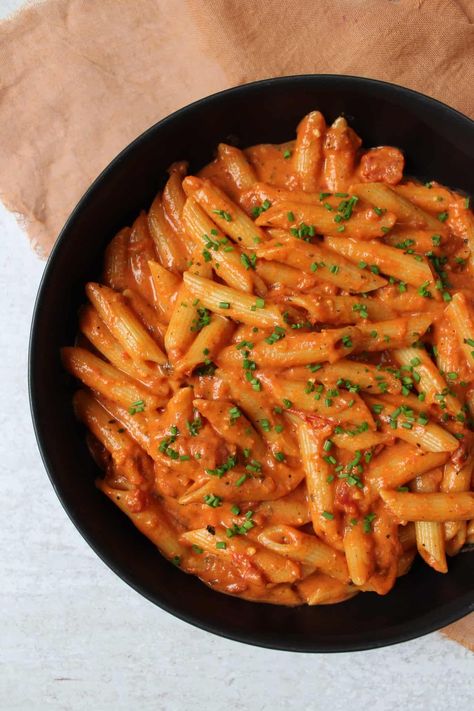 Make this creamy gochujang pasta in just 15 minutes! Inspired by penne alla vodka, this fusion dish is the perfect comfort food dinner. Gochujang Pasta, Easy Fall Recipes, The Best Soup, Group Food, Spicy Dinner Recipes, Penne Alla Vodka, Month January, Alla Vodka, Fusion Dishes