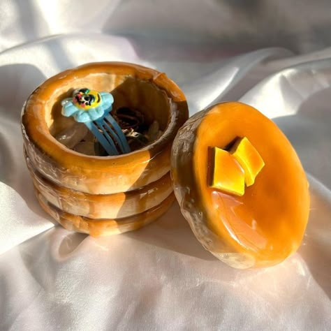 Pancake Jewelry Holder, Realistic Ceramic Food, Clay Food Sculpture Ceramics, Ceramics Food Project Ideas, Food Ceramics, Pancake Box, Pottery Food, Ceramic Food, Clay Box