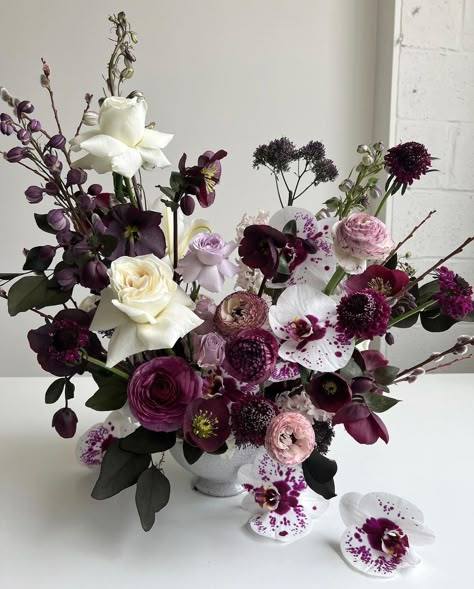 Moody Flower Arrangements, Dark Purple Bouquet, Orchid Rose Bouquet, Dark Floral Arrangements, Goth Bouquet, Dark Academia Garden, Fairy Garden Wedding, Lavender Centerpieces, Purple Flower Bouquet