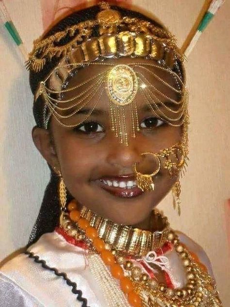 African People, African Traditional Dresses, We Are The World, Traditional Attire, African Jewelry, African Culture, World Cultures, African Beauty, Girls Wear