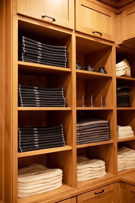 Tack room with cabinet organization Luxury Horse Barns, Horse Stables Design, Dream Barn Stables, Tack Room Organization, Horse Tack Rooms, Barn Layout, Equestrian Stables, Stable Style, Horse Barn Ideas Stables