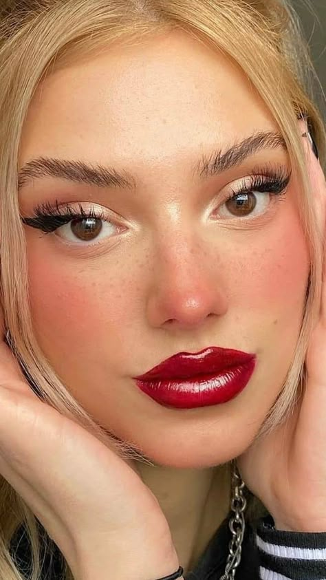 Red Lips Aesthetic, Shine Makeup, Maquillage On Fleek, Instagram Skincare, Mekap Mata, 20 Makeup, Holiday Makeup Looks, Latest Makeup Trends, Casual Makeup