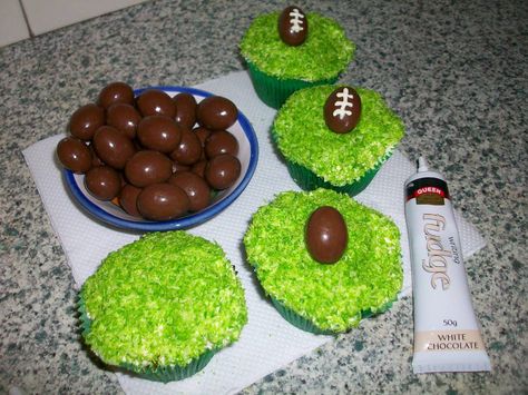 365 DAYS OF PINTEREST CREATIONS: day ninety two: cupcakes for the start of the rugby world cup :) Rugby Cupcakes, All The Flags, Two Cupcakes, Rugby Cake, Rugby Party, Rugby Birthday, Cheap Kitchen Makeover, Papa Birthday, Rugby Sport