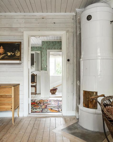 There is something about Scandinavian vintage homes 🐝 Swedish Cabin, Pinterest House, Swedish Country House, Scandinavian Cabin, Scandinavian Cottage, Koti Diy, Swedish Interiors, Scandinavian Farmhouse, Swedish Cottage