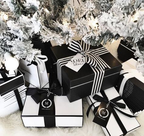 Black Christmas Decorations, Black White Christmas, Gift Wrapping Inspiration, White Christmas Decor, Christmas Inspo, Black Christmas, Tree Gift, White Gifts, Christmas Gift Wrapping