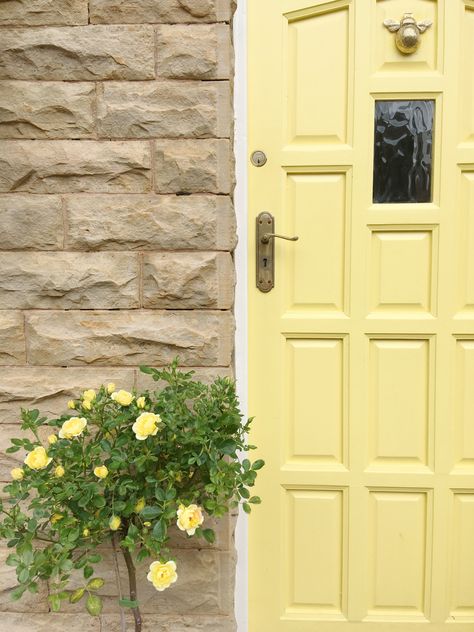 Country cottage yellow door stone cottage bumble bee door knocker door decor Pale Yellow Door, Bee Door Knocker, Cottage Yellow, Door Redo, Yellow Front Door, Reno House, Farmhouse Front Porch Decor, Country House Exterior, Front Doors Uk