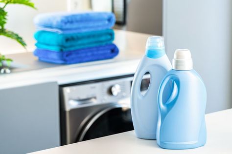 4 Easy Ways to Make Fabric Softener Diy Dryer Sheets, Homemade Dryer Sheets, Things To Clean, Diy Fabric Softener, Homemade Dishwasher Detergent, Laundry Detergent Bottles, Homemade Laundry Detergent Recipes, Homemade Fabric Softener, Laundry Detergent Recipe