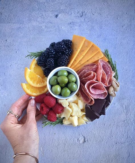 Small Cheese Plate Ideas, Small Food Boards Ideas, Small Carcurie Board Ideas, Small Platter Ideas, Food Plate Ideas, Small Cheese Board Ideas, Mini Cheese Platter, Small Cheese Platter, Xmas Nibbles