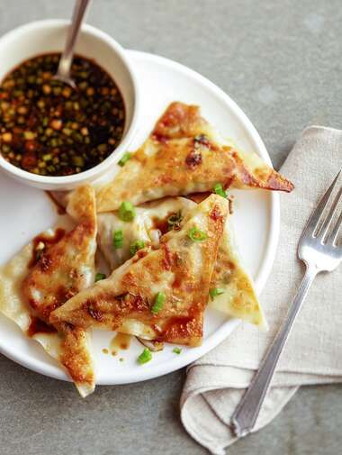 spicy-chicken-pot-stickers-RU175104 Chicken Recipes That Freeze Well, Fancy Party Appetizers, Chicken Pot Stickers, Hor Dourves, Frozen Appetizers, Ginger Pork, No Cook Appetizers, Make Ahead Appetizers, Brunch Spread