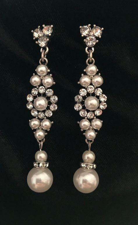 20s Inspired Jewelry, 1920s Earrings Gatsby, 1920 Accessories Gatsby, 20s Jewelry Accessories, Old Hollywood Jewelry Glamour, 1920s Jewelry Vintage, Great Gatsby Earrings, Old Hollywood Earrings, Classic Pearl Chandelier Earrings For Wedding