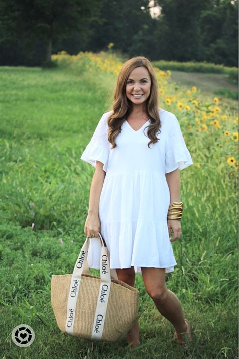 Chloe Woody Basket Bag Outfit, Chic White Woven Straw Bag, Chic White Straw Bag, Chloe Woody Tote Bag Outfit, Chloe Bag Woody, Chloe Woody Tote Bag Medium, Straw Bag Outfit, Tote Bag Outfit, White Summer Dress