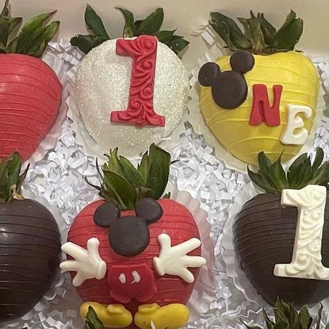 Mickey Mouse Strawberries Chocolate Covered, Mickey Chocolate Covered Strawberries, Mickey Strawberries, Mickey Mouse Chocolate Strawberries, Mickey Mouse Strawberries, Dipped Sweets, Mickey Mouse Treats, Chocolate Covered Desserts, Chocolate Ideas