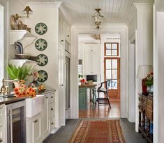 House Tour: Southern Estate Designed by James Farmer - Design Chic James T Farmer Interiors, James Farmer Interiors, Plates On The Wall, James Farmer, Creative Styling, Southern Design, Classic Kitchen, Butler's Pantry, Kitchen Trends