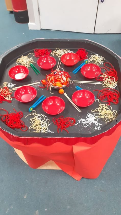 Chinese Crafts For Preschoolers, Chinese New Year Dramatic Play, Chinese New Year Eyfs Activities, Chinese New Year Activities For Babies, Asia Activities For Kids, China Eyfs, Asia Crafts For Kids, Christmas Painting Activities, Chinese New Year Tuff Tray