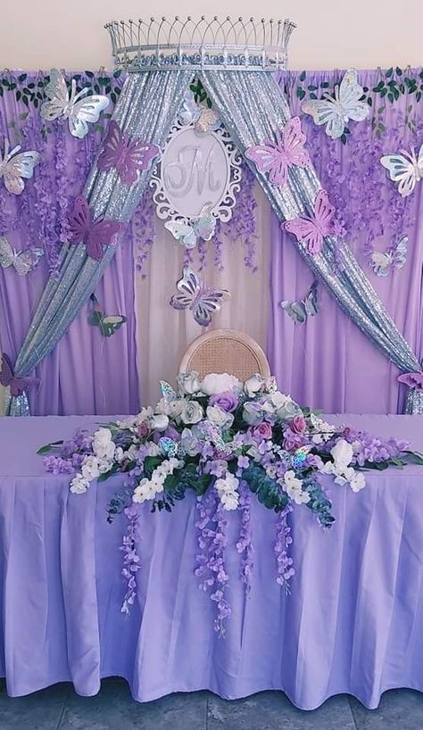 Purple Flowers Decoration, Purple And Silver Flower Centerpieces, Light Purple 15 Decorations, Lavender Enchanted Forest Quince, Quince Gift Table Ideas, Quince Lilac Decorations, Quinseñeras Ideas Decoracion, Light Purple Quinceanera Decorations, Purple Quinceanera Decorations