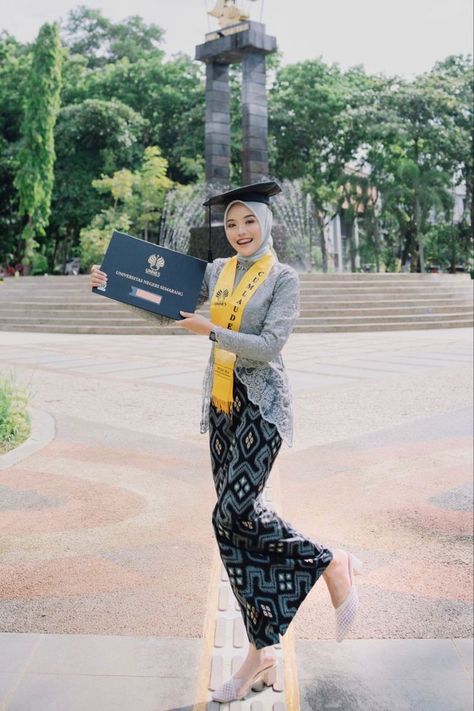 Model Kebaya Modern Wisuda, Graduation Outfit Ideas Hijab, Model Kebaya Wisuda, Kebaya Simple, Model Dress Kebaya, Kebaya Modern Dress, Kebaya Dress, Kebaya Muslim, Modern Hijab