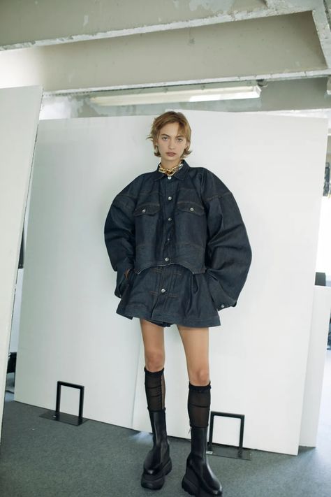 Black Denim Jacket Outfit, Denim Jacket Outfit, Fashion D, Fashion Forecasting, Denim T Shirt, Fashion Aesthetics, Miuccia Prada, Black Denim Jacket, Cool Street Fashion