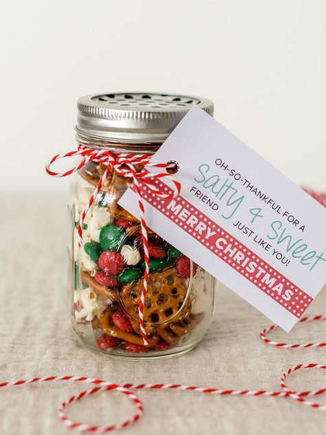 5 DIY Mason Jar Christmas Gift Ideas Christmas Sweet Jar Ideas, Neighborly Christmas Gifts, Christmas Gifts Using Mason Jars, Jelly Christmas Gifts, Diy Thoughtful Christmas Gifts, Christmas Treat Jars, Mason Jar Holiday Gifts, Christmas Mason Jars Gifts, Christmas Jar Gifts Ideas